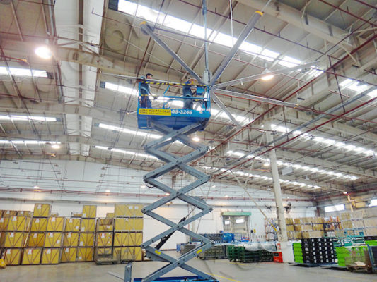 CÓ NÊN LẮP ĐẶT QUẠT TRẦN NHÀ XƯỞNG HAY KHÔNG ? 1 quạt trần công nghiệp nhà xưởng